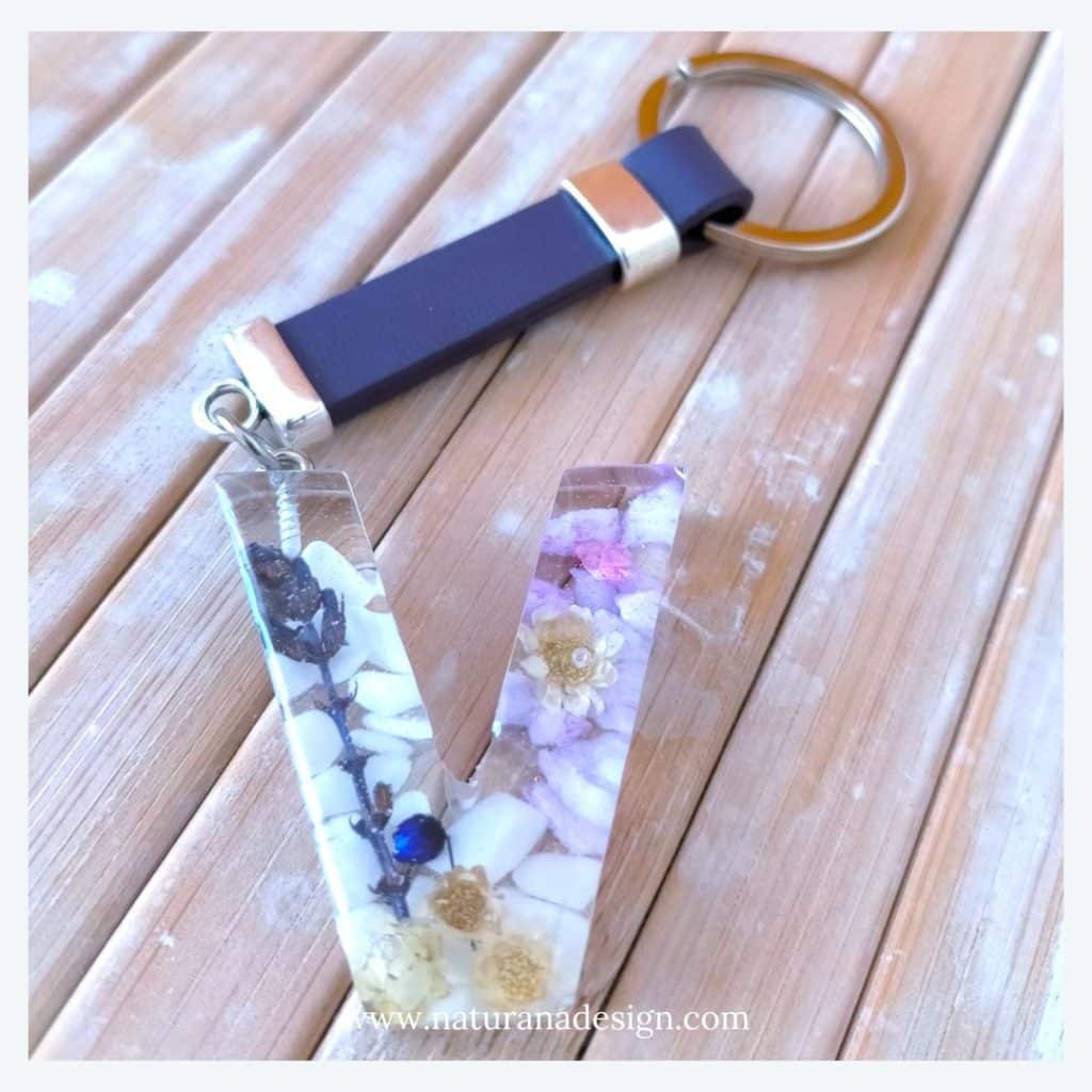 Llavero floral silvestre en tonos blancos y lilas para regalar de naturana design