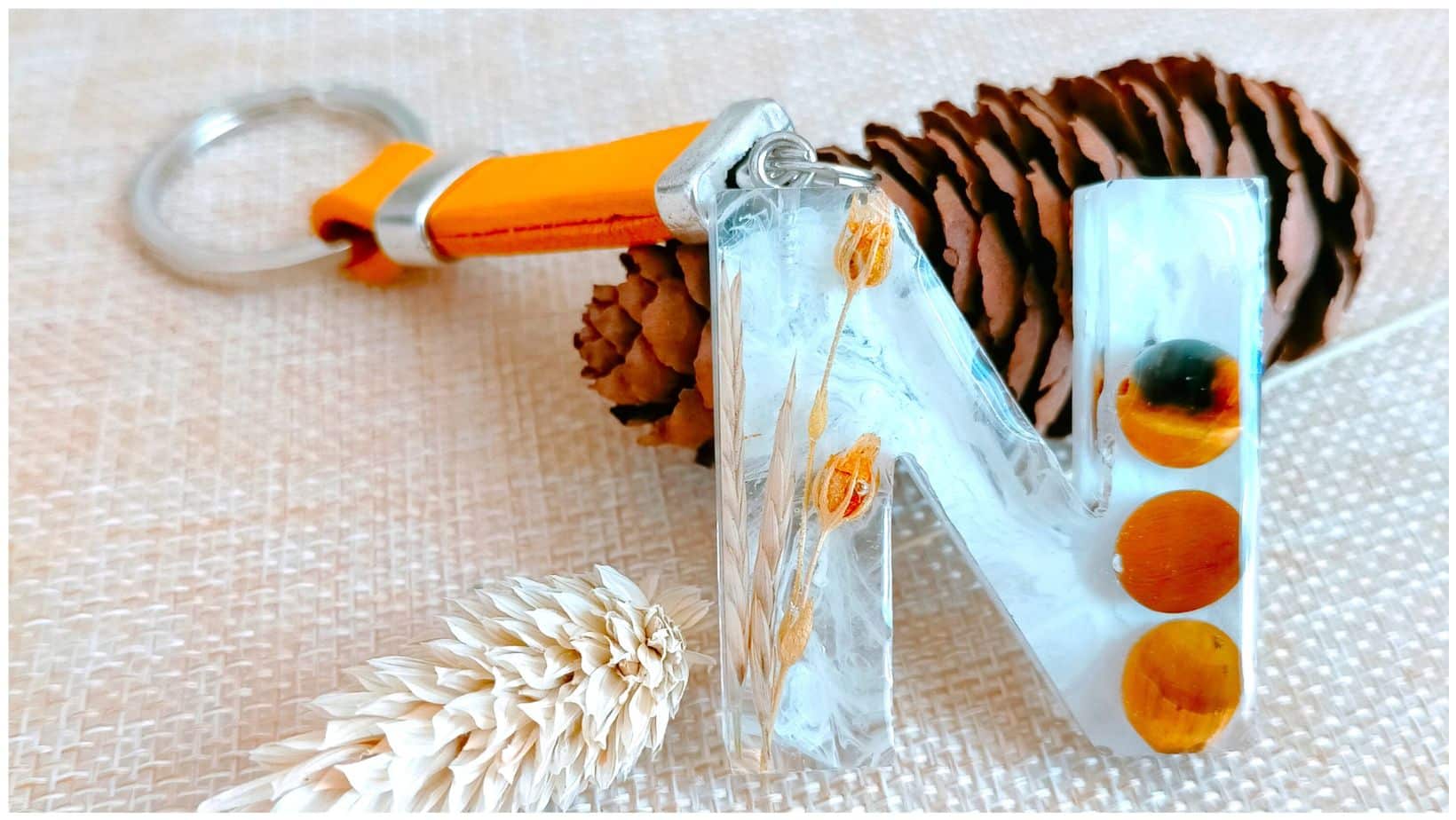 llaveros con flores naturales secas para regalar de naturana design