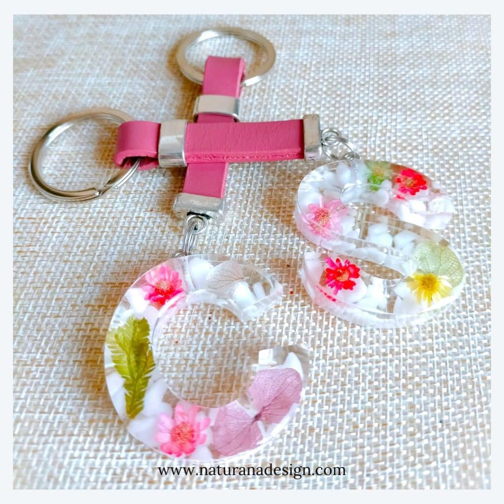 Pareja de llaveros florales de tonos dulces para regalar de naturana design