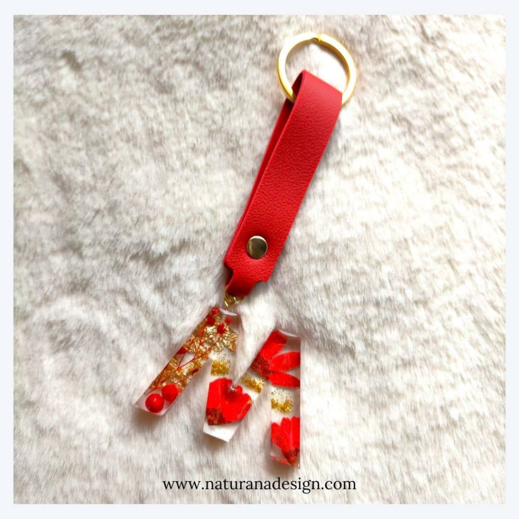 llavero de flores secas de color rojo diseñado por naturana design