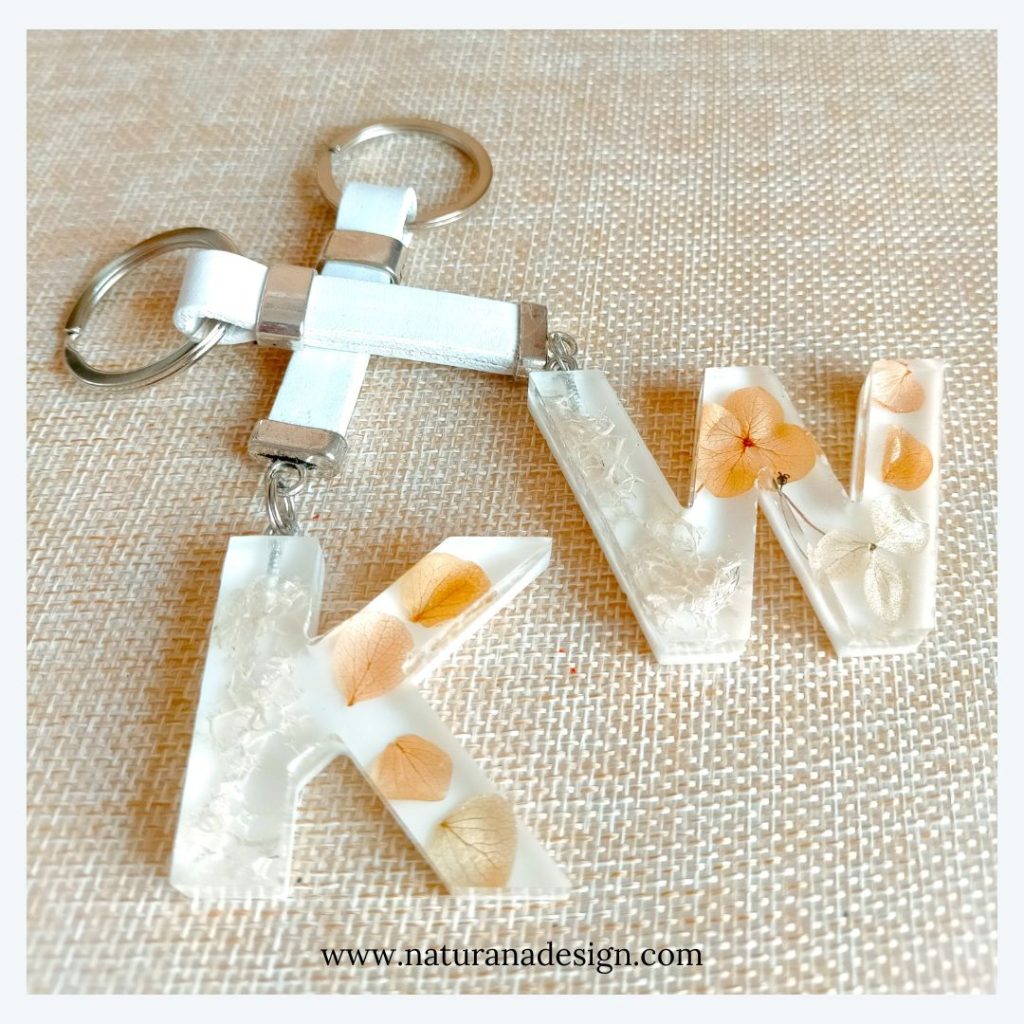 llaveros de flores secas de colores neutros y elegantes diseado por naturana design