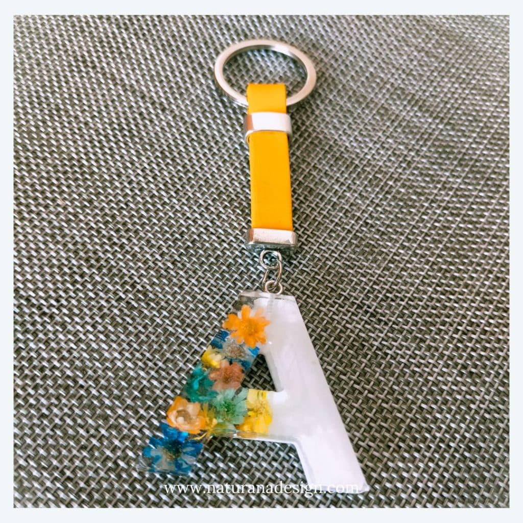 Llavero floral de colores alegres para regalar de naturana design