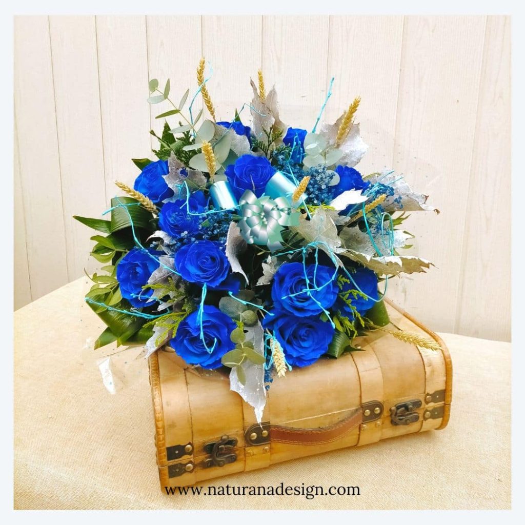 ramo de rosas naturales azules diseñado por naturana design