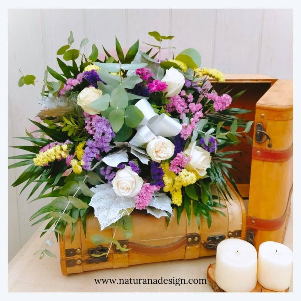 ramo silvestre con statice de colores y rosas diseñado por naturana design